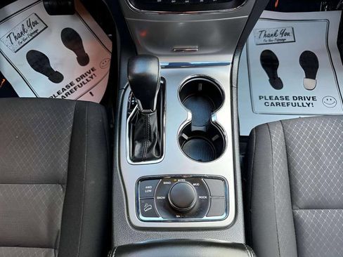 Used 2018 Jeep Grand Cherokee Laredo image 21