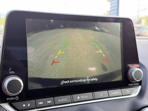 Used 2024 Nissan Sentra SV FWD image 17