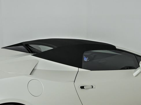 Used 2020 Lamborghini Huracan EVO image 17