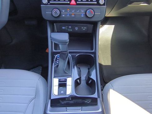 Certified 2025 Hyundai Santa Cruz SE FWD image 18