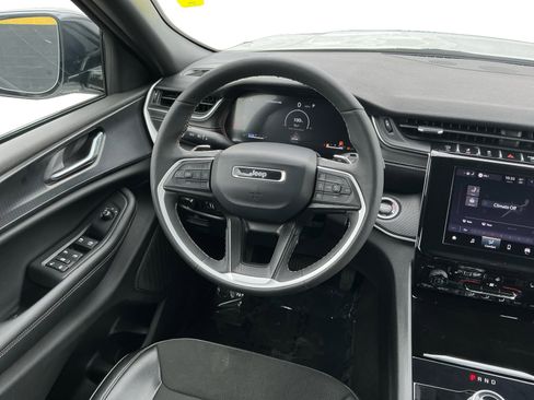 Used 2025 Jeep Grand Cherokee Altitude RWD image 11