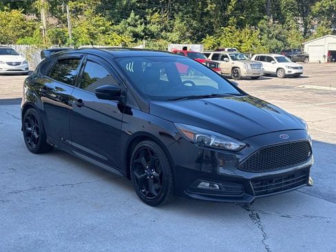 Used 2018 Ford Focus ST w/ Equipment Group 401A FWD image 2