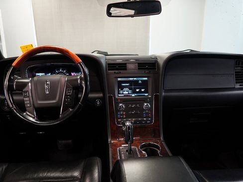 Used 2015 Lincoln Navigator 4WD image 10