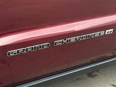 Used 2022 Jeep Grand Cherokee Laredo X image 9