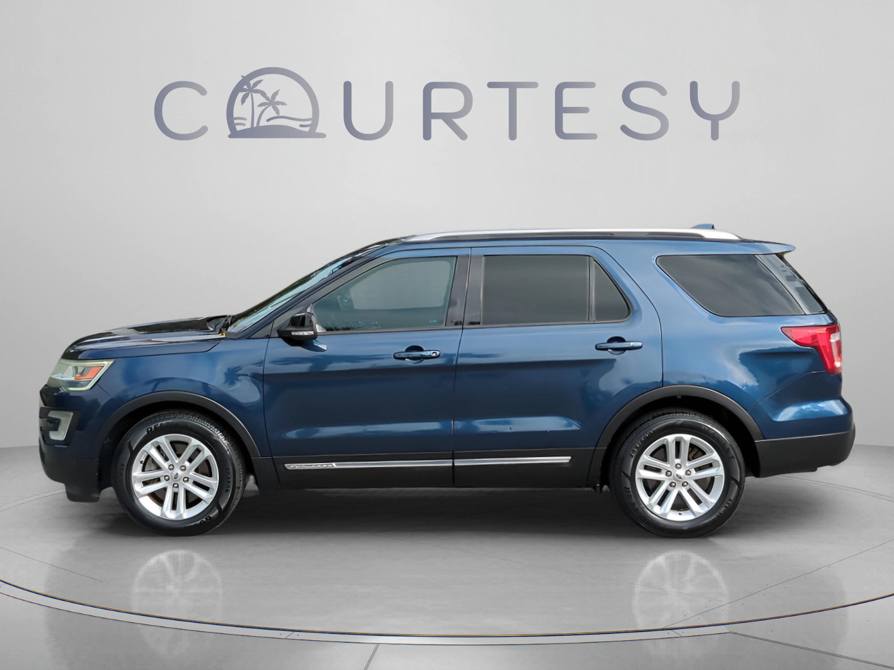 Used 2016 Ford Explorer XLT FWD image 4