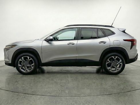 Used 2025 Chevrolet Trax LT FWD image 5