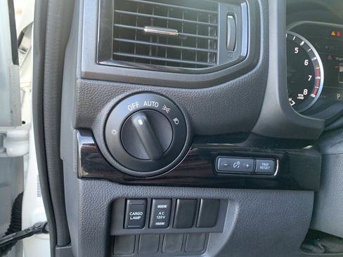 Used 2023 Nissan Titan SV w/ SV Convenience Package image 12