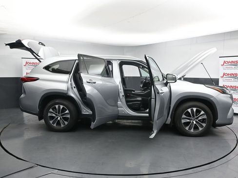 Used 2022 Toyota Highlander XLE AWD/4WD image 44