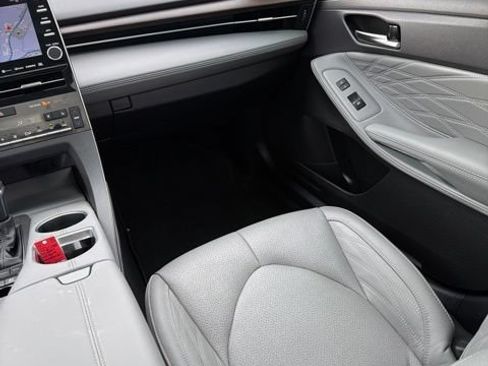 Certified 2022 Toyota Avalon Limited FWD image 13