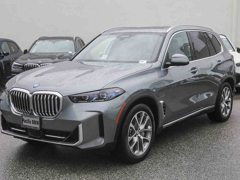Used 2026 BMW X5 xDrive50e image 3