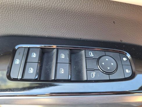 Used 2025 Nissan Pathfinder SL FWD image 19