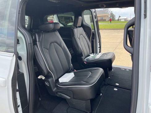 New 2026 Chrysler Pacifica Limited FWD image 19
