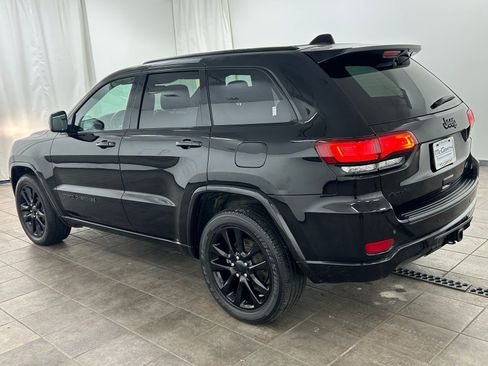 Used 2019 Jeep Grand Cherokee Altitude AWD/4WD image 3