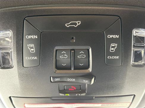 Certified 2025 Toyota Sienna Platinum image 23