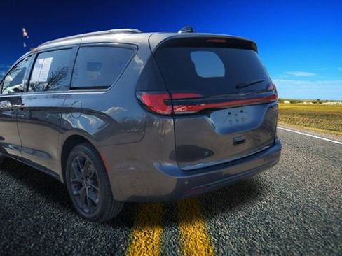 Used 2023 Chrysler Pacifica Touring-L w/ S Appearance Package image 30