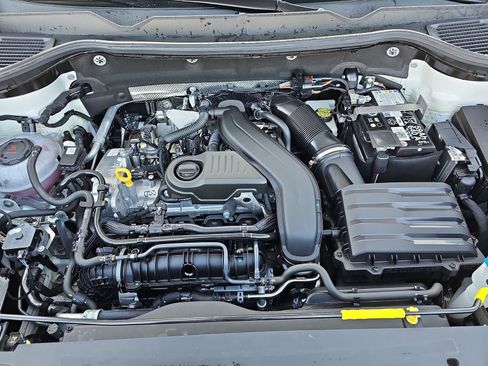 Certified 2025 Volkswagen Taos SE image 29