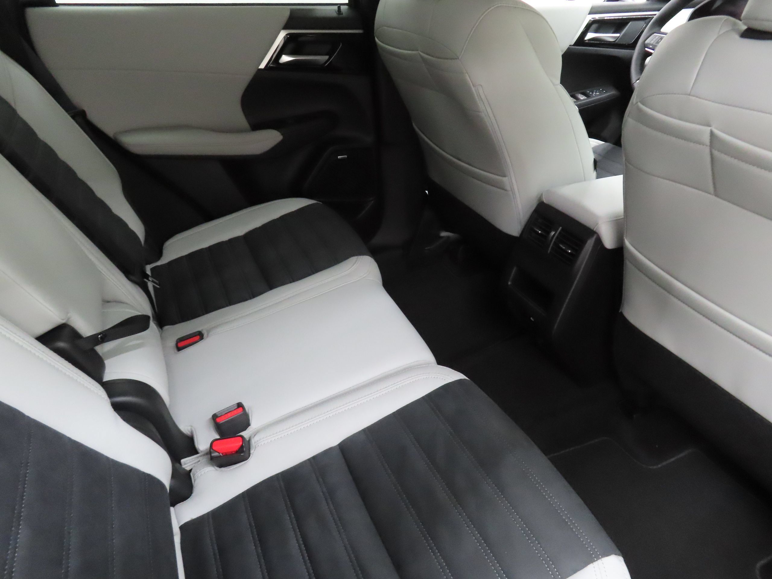 New 2026 Mitsubishi Outlander SE FWD image 23