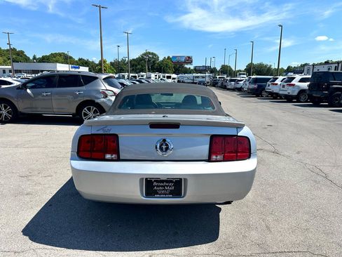 Used 2009 Ford Mustang Convertible image 4