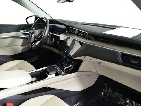 Certified 2022 Audi e-tron Premium Plus w/ Premium Plus Package image 19