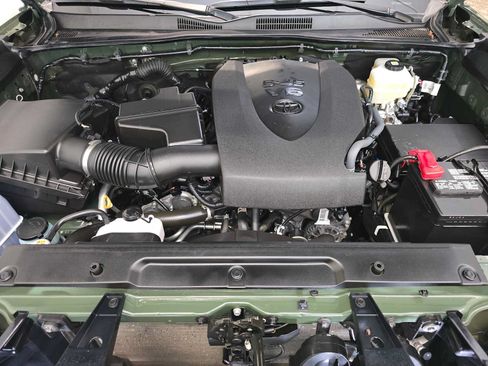 Certified 2022 Toyota Tacoma TRD Off-Road w/ TRD Premium Off Road Package AWD/4WD image 9