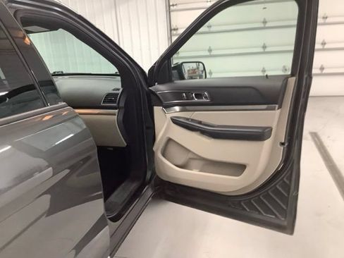 Used 2018 Ford Explorer XLT FWD image 11