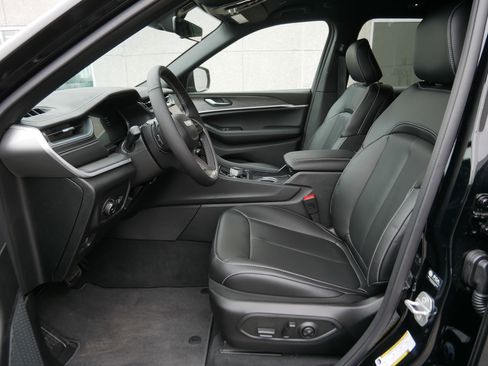 New 2025 Jeep Grand Cherokee Limited w/ Black Appearance Package image 6