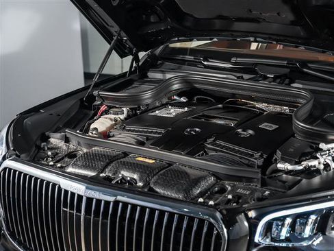 Used 2025 Mercedes-Benz Maybach GLS 600 4MATIC image 17