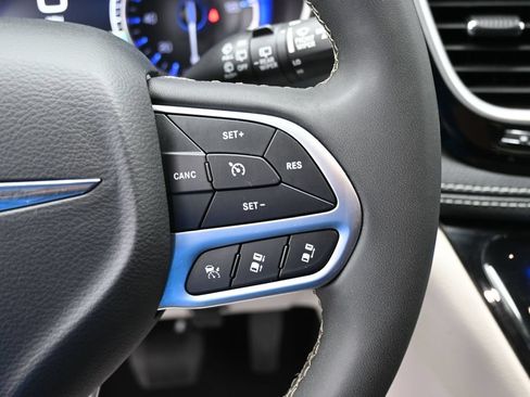 Used 2024 Chrysler Pacifica Touring-L FWD image 20