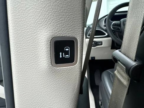 Used 2024 Chrysler Pacifica Touring-L FWD image 22