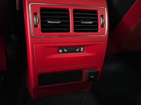 Used 2022 Jaguar F-PACE SVR image 40