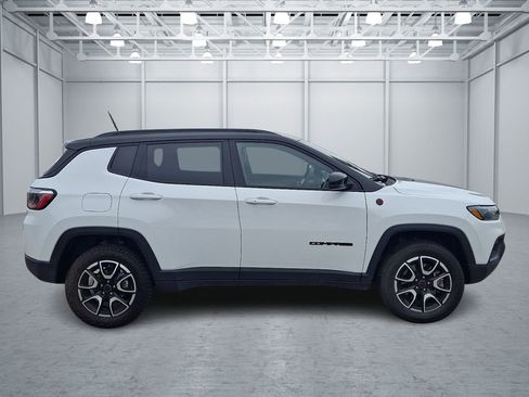 Used 2025 Jeep Compass Trailhawk AWD/4WD image 6