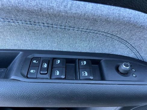 Used 2024 Jeep Compass Latitude image 11