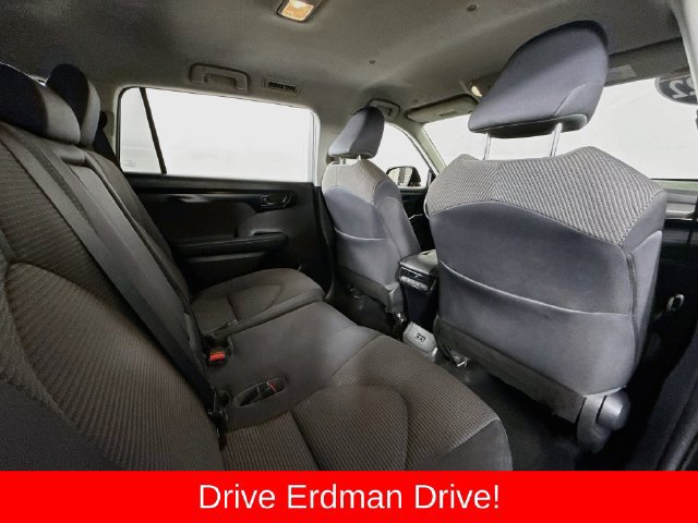Used 2022 Toyota Highlander LE FWD image 29