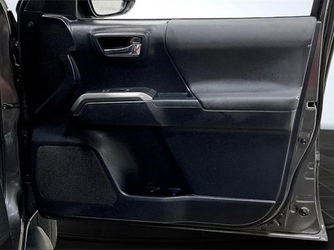Used 2018 Toyota Tacoma TRD Sport image 25