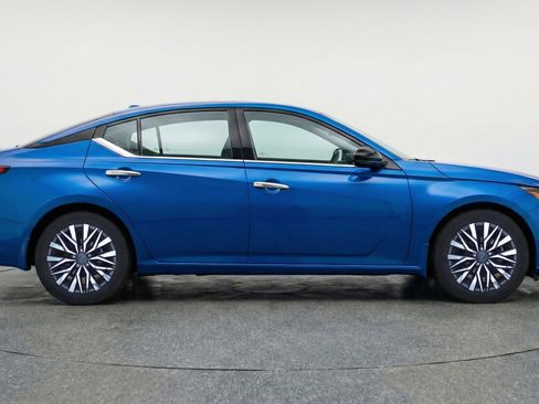 Used 2025 Nissan Altima 2.5 SV image 11