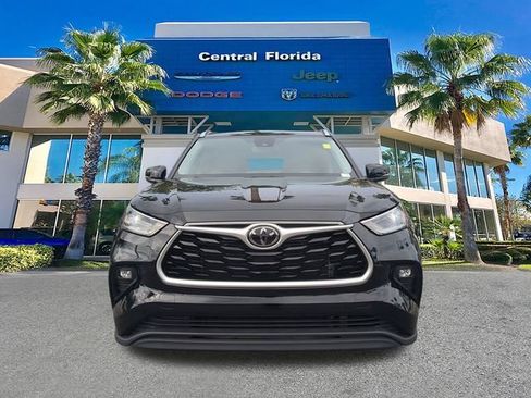 Used 2021 Toyota Highlander XLE FWD image 3