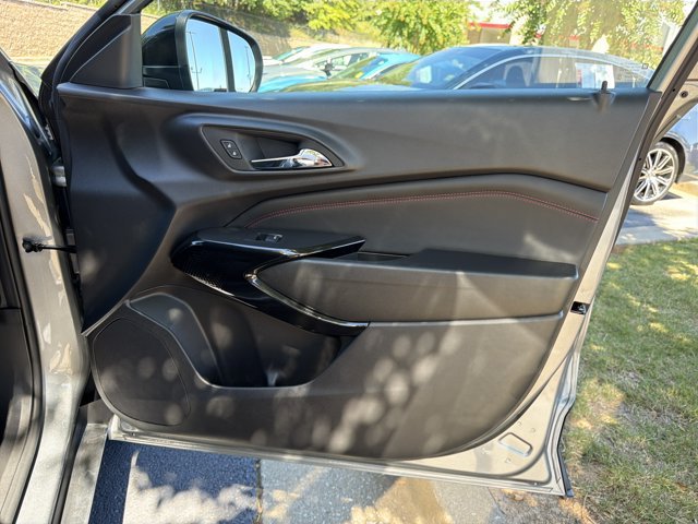 Used 2025 Chevrolet Trax RS w/ Sunroof Package FWD image 14