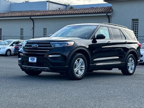Certified 2022 Ford Explorer XLT w/ Equipment Group 202A image 8