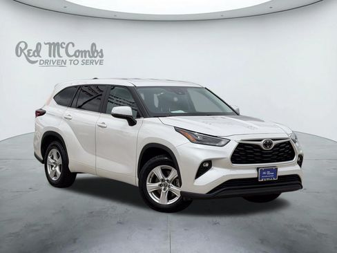 Used 2025 Toyota Highlander LE FWD image 1