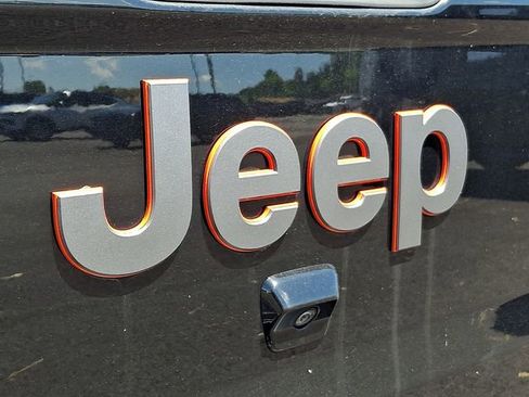 Used 2024 Jeep Gladiator Mojave w/ Technology Group AWD/4WD image 9