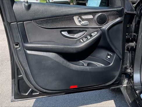 Used 2021 Mercedes-Benz GLC 300 4MATIC image 9