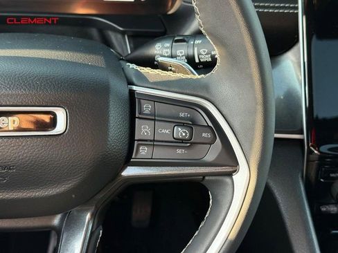 Used 2023 Jeep Grand Cherokee L Laredo image 24