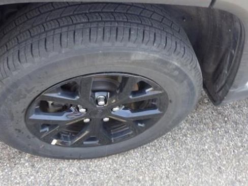 Used 2025 Jeep Grand Cherokee Altitude image 15