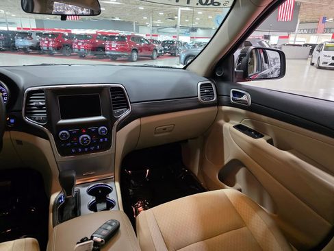 Used 2019 Jeep Grand Cherokee Laredo AWD/4WD image 16