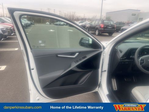 Used 2025 Kia Niro EX Touring image 28