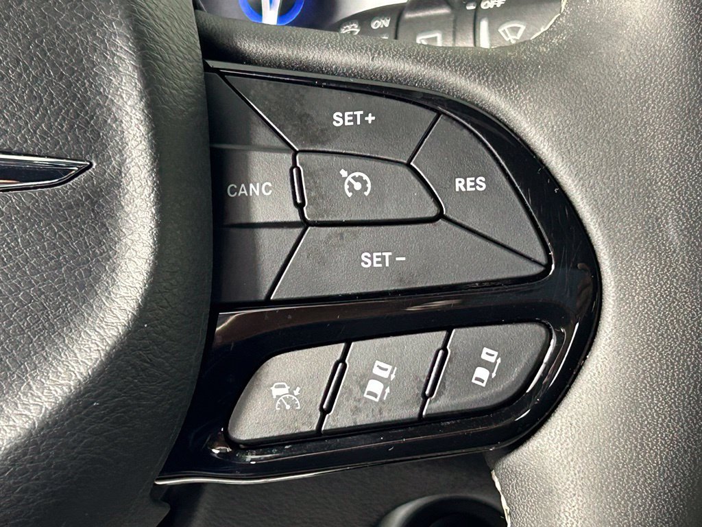 Used 2025 Chrysler Pacifica Limited FWD image 28