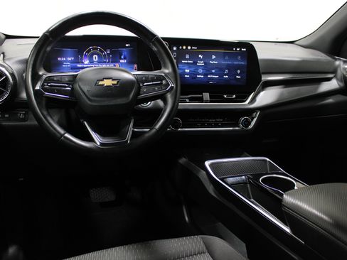 Used 2025 Chevrolet Equinox LT image 2