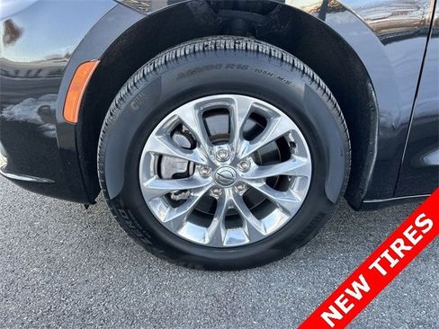 Certified 2022 Chrysler Pacifica Touring-L image 10