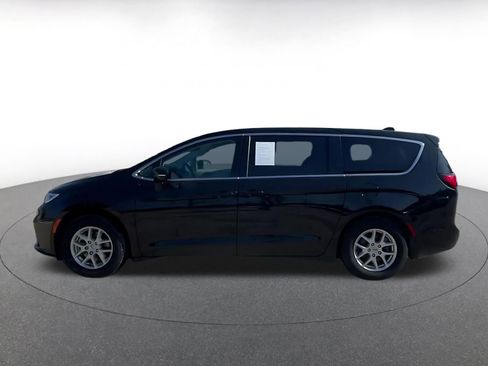 Used 2024 Chrysler Pacifica Touring-L image 9