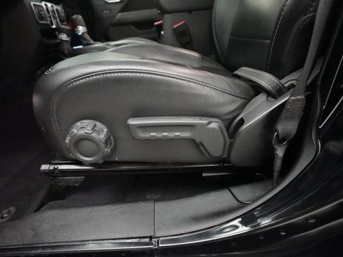 Used 2019 Jeep Wrangler Unlimited Sahara w/ Quick Order Package 24M Moab image 28